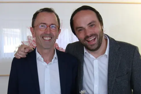 Il 29 maggio Armin Gatterer (a sinistra) presterà il ultimo giorno di lavoro dopo 37 anni nell'Amministrazione provinciale. L'assessore provinciale Philipp Achammer lo ha voluto ringraziare per il grande lavoro profuso in questi anni in seno all'Amministrazione provinciale e nel mondo della cultura locale. (Foto: USP/Dipartimento Innovazione e Ricerca, Musei, Beni culturali, Cultura tedesca e Diritto allo studio)