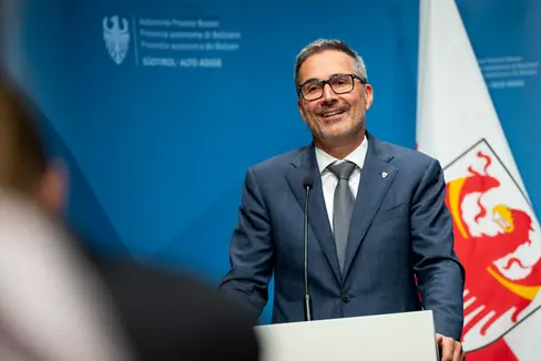“I risultati del bilancio consolidato 2024 confermano la stabilità e la forza di crescita della nostra provincia”, ha sottolineato il presidente Arno Kompatscher durante la conferenza stampa. (Foto: USP/Fabio Brucculeri)