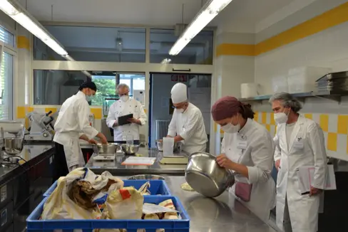La Cesare Ritz di Merano ha sfornato 11 nuovi pizzaioli professionali al termine dell'esame pratico svoltosi nei giorni scorsi (Foto: ASP/Scuola professionale Cesare Ritz)