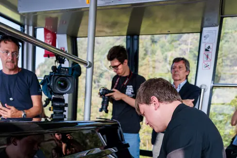 Heute spielte der Künstler Filippo Gorini in der Rittner Seilbahn, am Montag, 26. August um 20.30 Uhr, wird er im Dominikanerkloster in Bozen auftreten. (Foto: LPA/Ivan Brentegani)