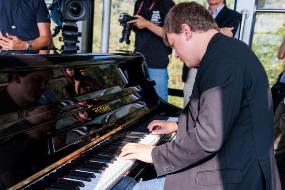 Heute spielte der Künstler Filippo Gorini in der Rittner Seilbahn, am Montag, 26. August um 20.30 Uhr, wird er im Dominikanerkloster in Bozen auftreten. (Foto: LPA/Ivan Brentegani)