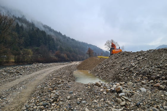 Die Arbeiter der Wildbachverbauung weiten die Rienz bei Kiens auf einer Länge von rund 350 Metern an ihrer engsten Stelle von 25 Meter auf die teilweise doppelte Breite von rund 50 Metern auf. (Foto: LPA/Landesamt für Wildbach- und Lawinenverbauung Ost)