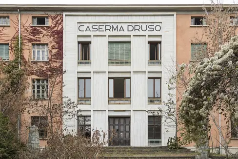 L'edificio del comando della caserma Druso prima dell'intervento di abbattimento. Risale al 1930 e ha una facciata in marmo di Covelano (Foto: ASP/Tiberio Sorvillo)