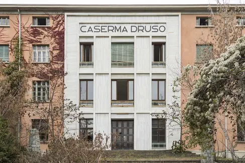 Die aus den 1930er Jahren stammende Drususkaserne mit der Fassade aus Göflaner Marmor vor den Abbrucharbeiten (Foto: Tiberio Sorvillo)