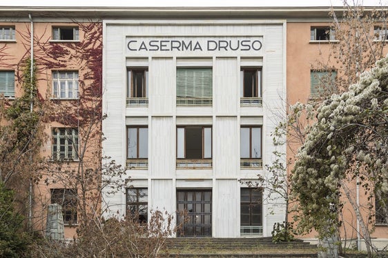 Die aus den 1930er Jahren stammende Drususkaserne mit der Fassade aus Göflaner Marmor vor den Abbrucharbeiten (Foto: Tiberio Sorvillo)