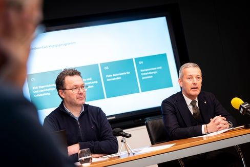 Brunico è la prima città dell'Alto Adige con un Programma di sviluppo comunale approvato: l'assessore provinciale Peter Brunner (a destra) e il sindaco Roland Griessmair ne hanno spiegato il significato in una conferenza stampa tenutasi nel municipio di Brunico il 6 febbraio. (Foto: USP/Fabio Brucculeri)