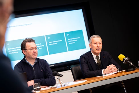 Bruneck ist die erste Stadt in Südtirol mit einem genehmigten Gemeindeentwicklungsprogramm: Was das bedeutet, erklärten Landesrat Peter Brunner (rechts) und Bürgermeister Roland Griessmair am 6. Februar im Rahmen einer Pressekonferenz im Brunecker Rathaus. (Foto: LPA/Fabio Brucculeri)