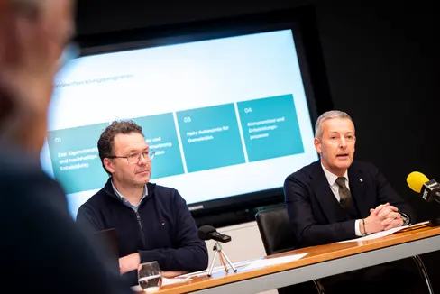 Bruneck ist die erste Stadt in Südtirol mit einem genehmigten Gemeindeentwicklungsprogramm: Was das bedeutet, erklärten Landesrat Peter Brunner (rechts) und Bürgermeister Roland Griessmair am 6. Februar im Rahmen einer Pressekonferenz im Brunecker Rathaus. (Foto: LPA/Fabio Brucculeri)