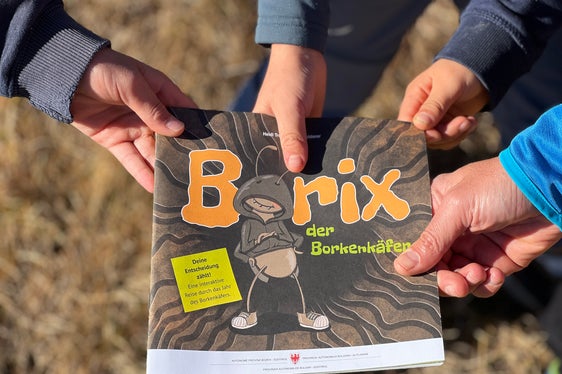 Das interaktive Kinderbuch Borix soll Kindern, Jugendlichen und deren Familien die Problematik des Borkenkäfers, und den Stellenwert des Waldes näher bringen. (Foto: LPA/Martina Leitner)