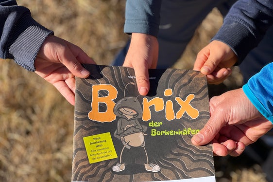 Das interaktive Kinderbuch Borix soll Kindern, Jugendlichen und deren Familien die Problematik des Borkenkäfers, und den Stellenwert des Waldes näher bringen. (Foto: LPA/Martina Leitner)