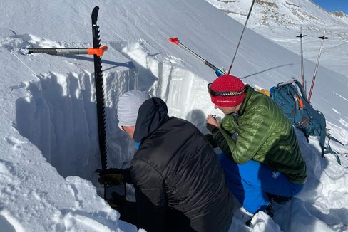 Arbeit der Lawinenwarndienste vor Ort: Die Untersuchung der Schneedecke ist eine wichtige Quelle für die Informationen im Euregio-Lawinenreport (Foto: LPA/Landesamt für Meteorologie und Lawinenwarnung)