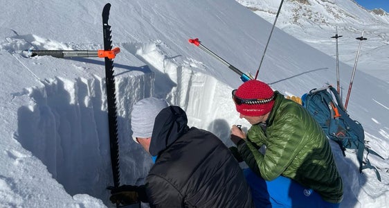 Il lavoro dei servizi valanghe sul posto: l'analisi del manto nevoso è un'importante fonte di informazioni per il bollettino valanghe dell'Euregio (Foto: USP/Ufficio provinciale Meteorologia e prevenzione valanghe)
