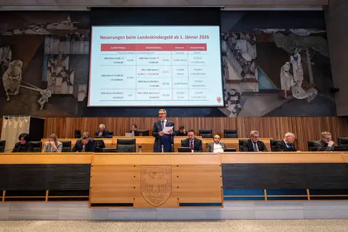 Wir stärken jene, die Unterstützung brauchen, und schaffen Perspektiven für Familien, Arbeitnehmerinnen und Arbeitnehmer sowie junge Menschen, betonte Arno Kompatscher im Südtiroler Landtag. (Foto: LPA/Fabio Brucculeri)