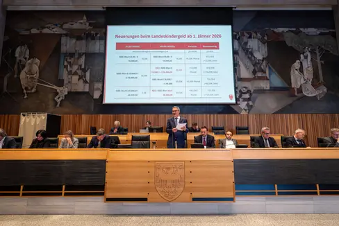 Wir stärken jene, die Unterstützung brauchen, und schaffen Perspektiven für Familien, Arbeitnehmerinnen und Arbeitnehmer sowie junge Menschen, betonte Arno Kompatscher im Südtiroler Landtag. (Foto: LPA/Fabio Brucculeri)