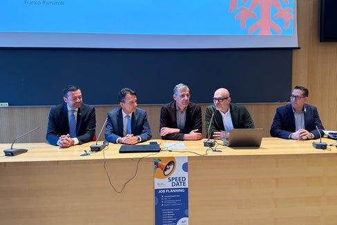 Lo Speed Date della Scuola professionale Luigi Einaudi è stato preceduto dagli interventi del vicepresidente Galateo, del sovrintendente scolastico Gullotta, del direttore della Formazione professionale Delpero e del dirigente scolastico Ramaroli (rispettivamente primo, secondo, terzo e quarto da sinistra). A destra il responsabile di Manpower, Latino. (Foto: USP)