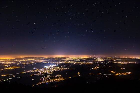 Nächtlicher Blick auf den Alpenraum (Foto: Unsplash)