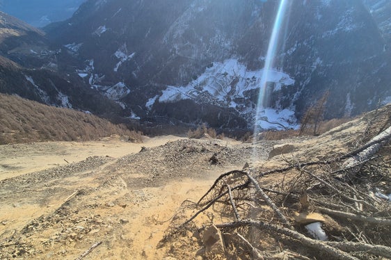 Zwischen 30.000 und 40.000 Kubikmeter Geröll gingen nieder, im Bild der Blick von der Anbruchkante. (Foto: LPA/Landesamt für Wildbach- und Lawinenverbauung West/Martin Eschgfäller)