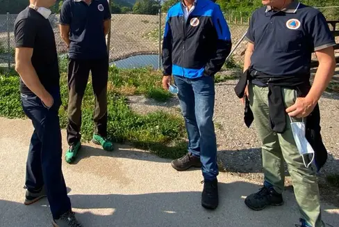 Sopralluogo al bacino di ritenzione del rio Val di Nova (da sinistra): Thomas Thaler, direttore dell'Ufficio per la protezione civile Klaus Unterweger, l'assessore per la protezione civile Arnold Schuler, il direttore dell'Ufficio sistemazione bacini montani sud Fabio De Polo (Foto: LPA/Noemi Prinoth)