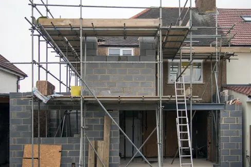 Für die Richtpreisverzeichnisse für den Hoch- und Tiefbau hat die Landesregierung eine zwischenjährliche Aktualisierung vorgenommen. (Foto: Brett Jordan/Unsplash)