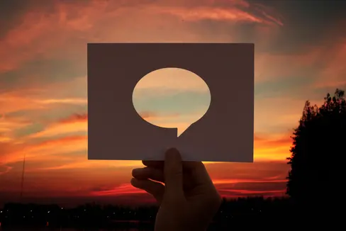 Das Amt für Weiterbildung und Sprachen organisiert gemeinsam mit der Sozialgenossenschaft Savera im April, Mai und Juni die Reihe Dialoge für das Zusammenleben. (Foto: Amt für Weiterbildung und Sprachen/Canva)