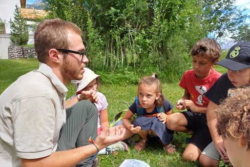 Orte der Umweltbildung und der Begegnung mit der Natur: Die Angebote der sieben Südtiroler Naturparkhäuser sind bewusst bunt und vielfältig - im Bild eine Kinderwerkstatt zum Thema Orientierung im Naturpark. (Foto: Landesamt für Natur/ Matteo Rubatscher)