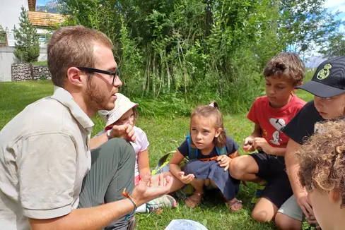 Orte der Umweltbildung und der Begegnung mit der Natur: Die Angebote der sieben Südtiroler Naturparkhäuser sind bewusst bunt und vielfältig - im Bild eine Kinderwerkstatt zum Thema Orientierung im Naturpark. (Foto: Landesamt für Natur/ Matteo Rubatscher)