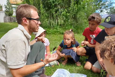 Luoghi di educazione ambientale e di incontro con la natura: le offerte dei sette Centri visite dei parchi naturali altoatesini sono volutamente variegate e diversificate. Nella foto, un laboratorio per bambini sul tema dell'orientamento nel parco naturale. (Foto: Ufficio provinciale Natura/Matteo Rubatscher)