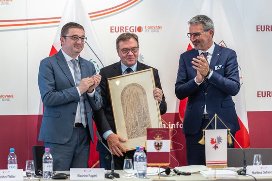 Euregio-Präsident Fugatti (l.) und Landeshauptmann Kompatscher (r.) dankten dem scheidenden Landeshauptmann Platter für dessen großes Engagement für die grenzüberschreitende Zusammenarbeit in der Europaregion. (Foto: Presseamt Trentino)