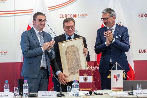 Il presidente dell'Euregio Maurizio Fugatti (a sinistra) e il presidente Arno Kompatscher (a destra) hanno ringraziato il capitano del Tirolo, Günther Platter, per il suo grande impegno nella cooperazione transfrontaliera nell'Euregio (Foto: Provincia di Trento)