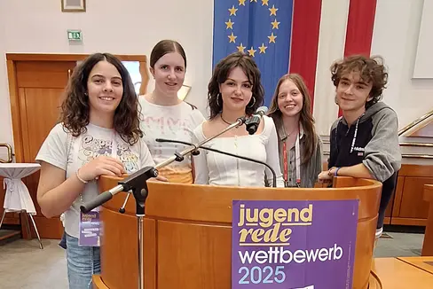 Die Südtiroler Teilnehmerinnen und der Teilnehmer am Finale des Bundesredewettbewerbs (von links): Anna Antonia Zöggeler, Nadia Oberprantacher, Olivia Kaufmann, Helena Wierer, Florian Gutmann. (Foto: LPA/Landesamt für Jugendarbeit/Anita Demetz)