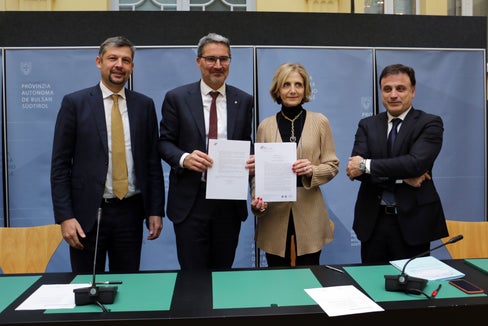 Das definitive Projekt für die Bahn-Schleife im Riggertal ist genehmigt: Mobilitätslandesrat Daniel Alfreider, Landeshauptmann Arno Kompatscher, RFI-Kommissarin Firmi und RFI-Vertreter Giuseppe Romeo zeigen die unterzeichnete Verordnung. (Foto: LPA/Ingo Dejaco)