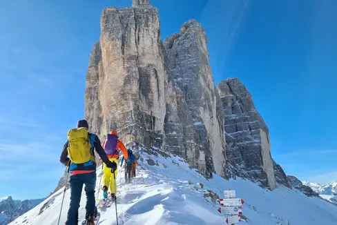 Anche il personale del Servizio valanghe è attivo nella formazione. Questo suggestivo scatto è stato fatto durante il corso per guide alpine ai piedi delle Tre Cime, il 30 gennaio scorso. (Foto: ASP/Servizio valanghe Alto Adige)