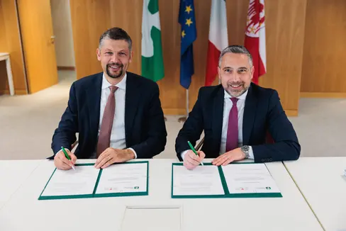Da sinistra l'assessore provinciale alla Mobilità e alle Infrastrutture della Provincia autonoma di Bolzano, Daniel Alfreider, e l'assessore ai Trasporti ed alla Mobilità sostenibile della Regione Lombardia, Franco Lucente, firmano la dichiarazione d’intenti. (Foto: USP/Ivan Brentegani)