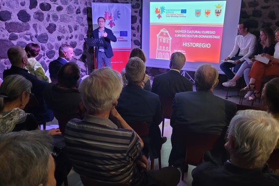 Der Historiker Oswald Überegger vom Zentrum für Regionalgeschichte der Universität Bozen beim gestrigen Euregio-Kulturdonnerstag (Foto: Euregio/Armin Gluderer)