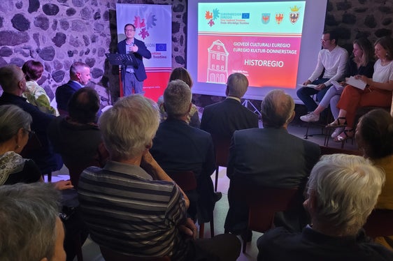 Lo storico Oswald Überegger del Centro di competenza storia regionale dell'Università di Bolzano al Giovedì culturale dell'Euregio di ieri (Foto: Euregio/Armin Gluderer)