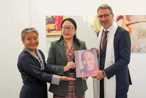 Thinlay Chukki, Kalon Norzin Dolma (v.l.) haben LH Kompatscher bei der Begrüßung den traditionellen Khata samt einem Buch des Dalai Lama überreicht. (LPA/Fabio Brucculeri)