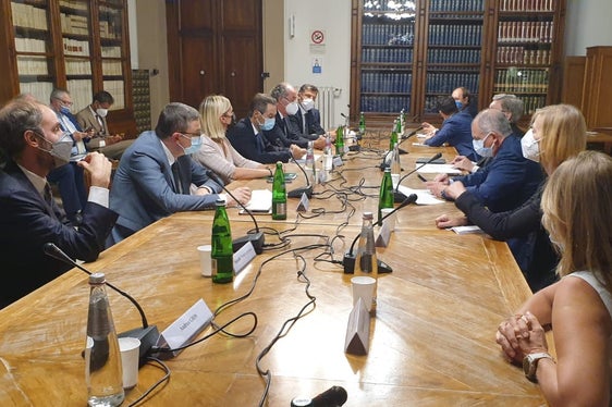 Alfreider (6.v.l.) hat beim Treffen zu den Olympischen Winterspielen 2026 in Rom die Agenden Südtirols vertreten (Foto: LPA/Ressort für Mobilität)
