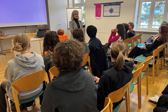 Zur 12. Ausgabe der Talente Tage begrüßte Koordinatorin Siglinde Doblander die Teilnehmerinnen und Teilnehmer. (Foto: LPA/Bettina Gartner)