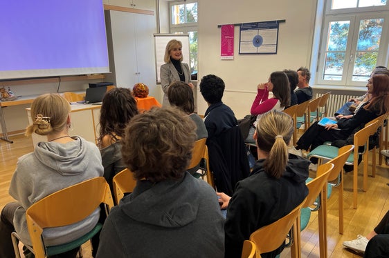 Zur 12. Ausgabe der Talente Tage begrüßte Koordinatorin Siglinde Doblander die Teilnehmerinnen und Teilnehmer. (Foto: LPA/Bettina Gartner)