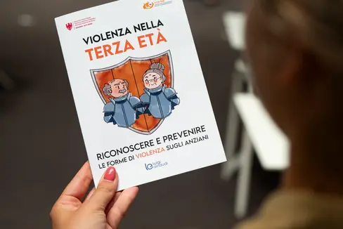 L’opuscolo “Violenza nella terza età. Riconoscere e prevenire le forme di violenza” è disponibile, tra gli altri, presso i distretti sociali e i patronati. Illustra le diverse forme di violenza nei confronti delle persone anziane e indica i servizi di sostegno disponibili, come il servizio Pronto Anziani, raggiungibile al numero 0471 162 62 66. (Foto: USP/Fabio Brucculeri)