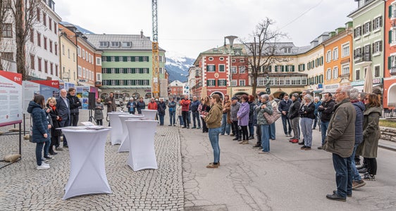 Die Stadt Lienz (Osttirol) hat die Euregio-Wanderausstellung in ein größeres Ausstellungskonzept im gesamten Stadtzentrum eingebettet. Im Bild die Eröffnung am 23. März 2026 (Foto: Josef Hopfgartner)