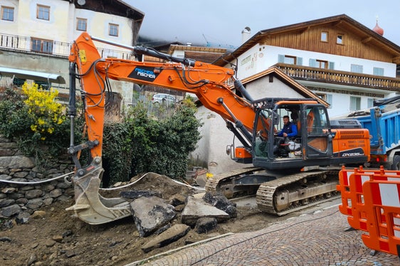 Die Gemeinde Kastelbell-Tschars und das Landesamt für Wildbachverbauung West haben den Großteil der Arbeiten zur Potenzierung der Infrastrukturen Hochhueb und der Verlegung der Tscharserquelle im Dorfbereich von Tschars bereits fertiggestellt. (Foto: LPA/Landesamt für Wildbachverbauung West)