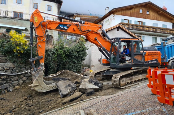 Die Gemeinde Kastelbell-Tschars und das Landesamt für Wildbachverbauung West haben den Großteil der Arbeiten zur Potenzierung der Infrastrukturen Hochhueb und der Verlegung der Tscharserquelle im Dorfbereich von Tschars bereits fertiggestellt. (Foto: LPA/Landesamt für Wildbachverbauung West)
