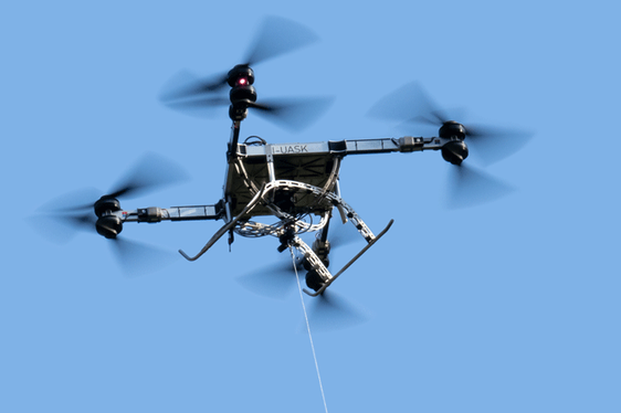 Drohnen brachten im Sommer 2025 auf umweltfreundliche Weise Nachschub auf vier landeseigene Schutzhütten und halfen, Emissionen und Lärm zu reduzieren. (Foto: Flyingbasket.com)