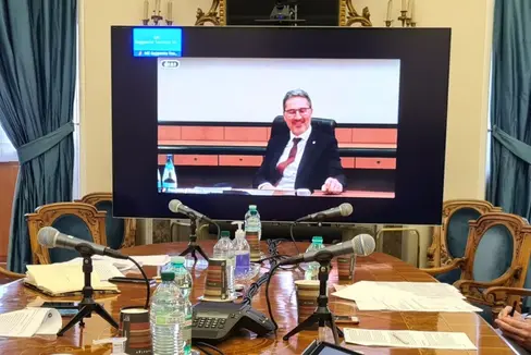 Wirtschaftsminister Giorgetti (ganz links) sicherte LH Kompatscher und LH Fugatti zu, die Anliegen der beiden Länder zu prüfen. (Foto: Presseamt Trentino)