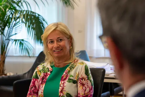 Il presidente Arno Kompatscher a colloquio con la presidente della Sezione autonoma di Bolzano del Tribunale amministrativo regionale Lorenza Pantozzi Lerjefors sulla giustizia amministrativa in Alto Adige: Servizio efficiente (Foto: ASP/Fabio Brucculeri)