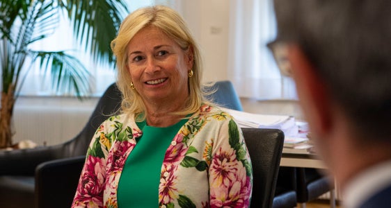 Landeshauptmann Arno Kompatscher im Gespräch mit der Präsidentin der Autonomen Sektion Bozen des Verwaltungsgerichts Lorenza Pantozzi Lerjefors über die Verwaltungsgerichtsbarkeit in Südtirol: Effizienter Dienst. (Foto: LPA/Fabio Brucculeri)