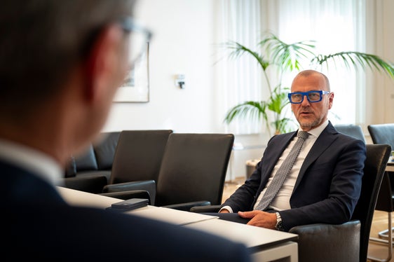 Im Verlauf des Gesprächs besprachen Landeshauptmann Arno Kompatscher (von hinten) und der Bürgermeister der Landeshauptstadt, Claudio Corrarati, die Zusammenarbeit zwischen dem Land und der Gemeinde Bozen. (Foto: LPA/Fabio Brucculeri)