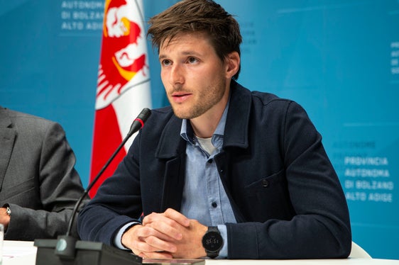 Wildbiologe Dominik Trenkwalder erläuterte das Verhalten von Bären und gab Tipps für richtiges Verhalten beim Zusammentreffen mit dem Großraubtier. (Foto: LPA/Fabio Brucculeri)