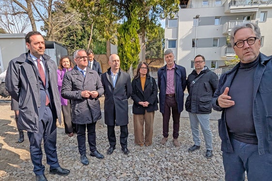 Landesrat Marco Galateo und Landesrat Christian Bianchi beim Lokalaugenschein mit Vizebürgermeister Nerio Zaccaria, den beiden Meraner Stadträten Antonella Costanzo und Stefan Frötscher, Amtsdirektor Andrea Todesco, und Architekt Markus Scherer. (Foto: Gemeinde Meran/Stefano Bolognesi)